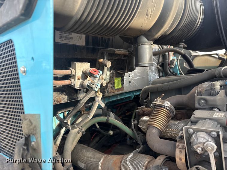 image for item EG2119 2014 Kenworth T800 semi truck