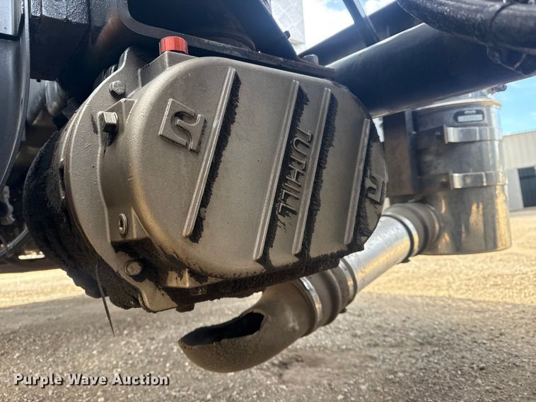 image for item EG2119 2014 Kenworth T800 semi truck