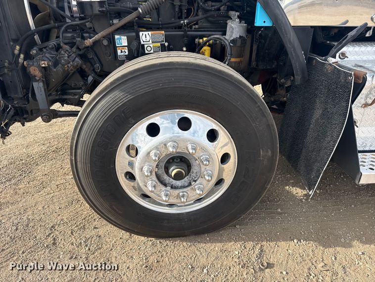 image for item EG2119 2014 Kenworth T800 semi truck