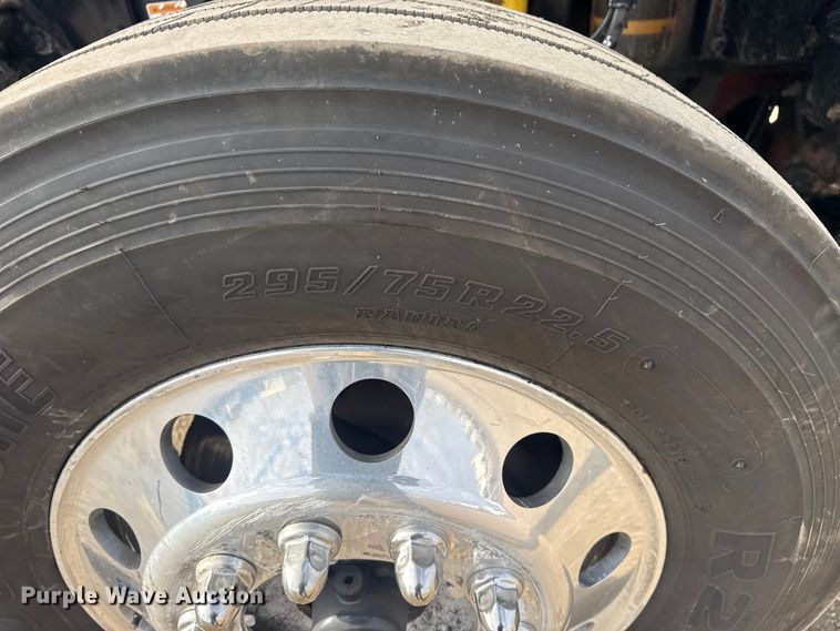 image for item EG2119 2014 Kenworth T800 semi truck