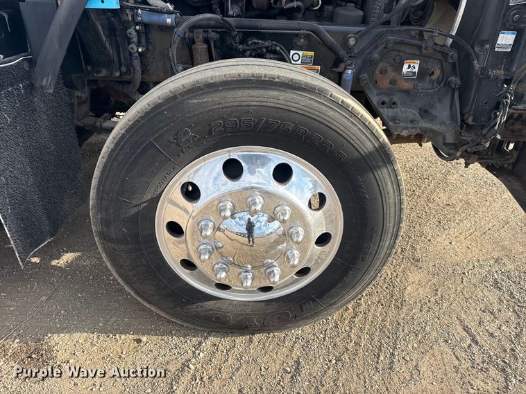 image for item EG2119 2014 Kenworth T800 semi truck