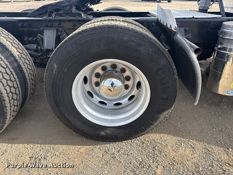 image for item EG2119 2014 Kenworth T800 semi truck