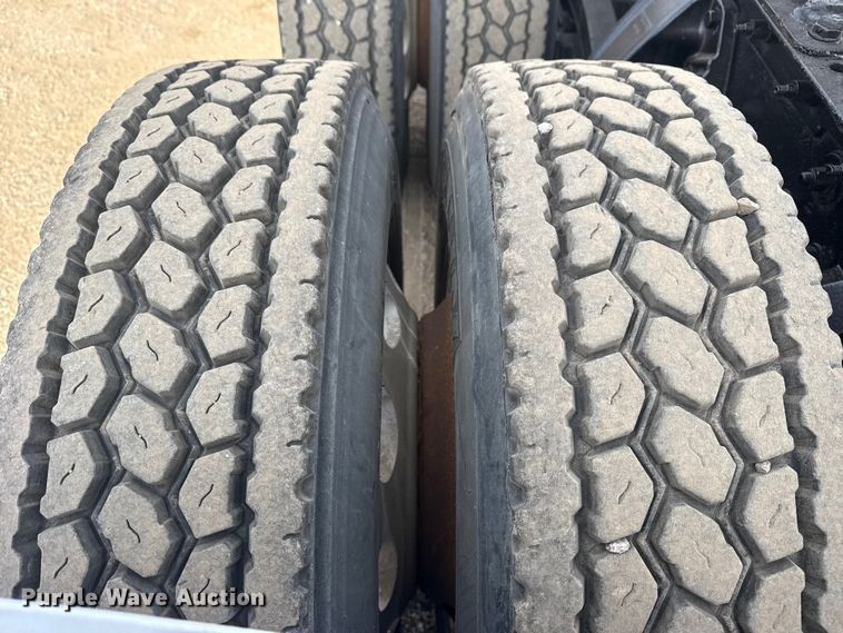 image for item EG2119 2014 Kenworth T800 semi truck