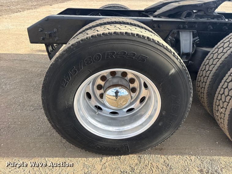 image for item EG2119 2014 Kenworth T800 semi truck