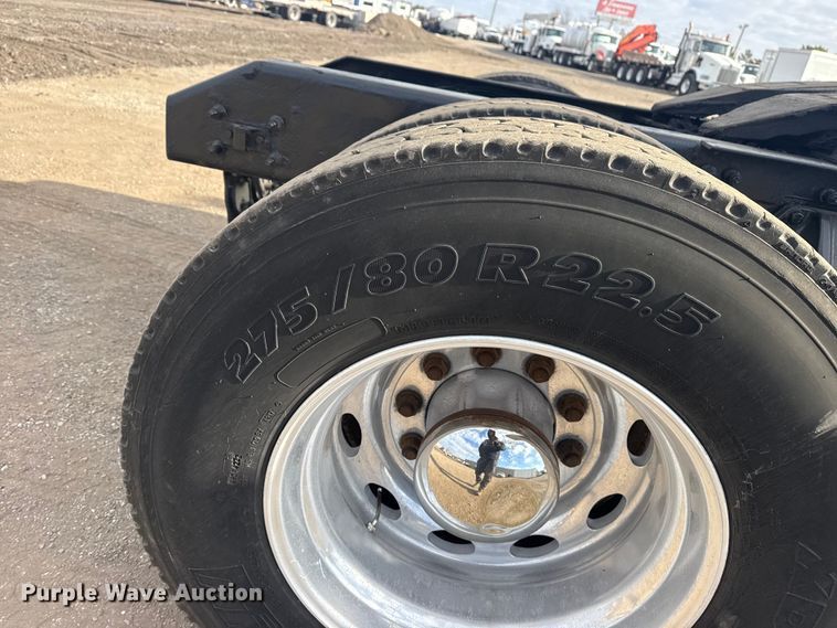 image for item EG2119 2014 Kenworth T800 semi truck