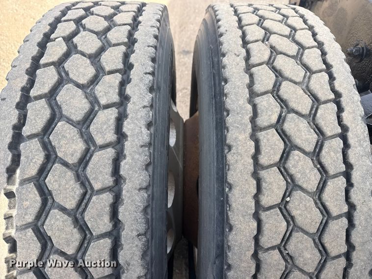 image for item EG2119 2014 Kenworth T800 semi truck