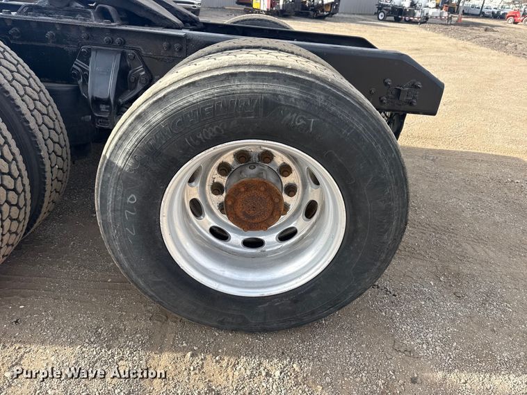 image for item EG2119 2014 Kenworth T800 semi truck