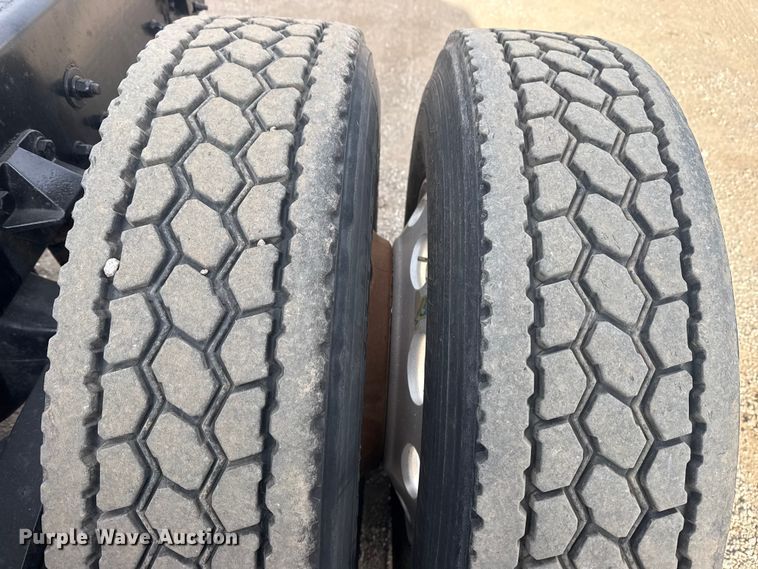 image for item EG2119 2014 Kenworth T800 semi truck