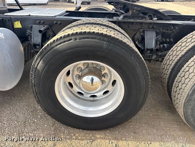 image for item EG2119 2014 Kenworth T800 semi truck