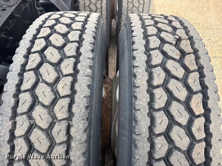 image for item EG2119 2014 Kenworth T800 semi truck