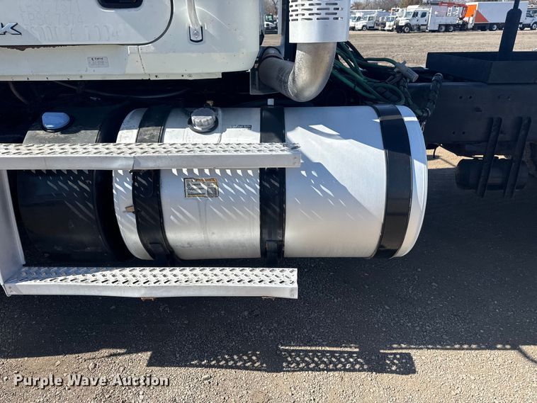 image for item EG2125 2014 Mack CHU613 semi truck