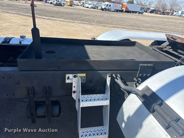 image for item EG2125 2014 Mack CHU613 semi truck