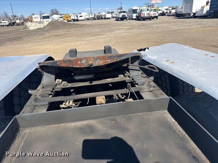 image for item EG2125 2014 Mack CHU613 semi truck