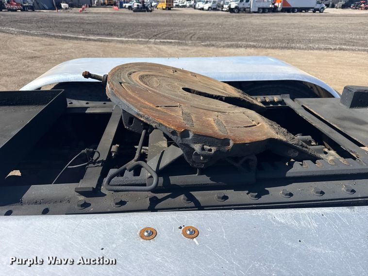 image for item EG2125 2014 Mack CHU613 semi truck