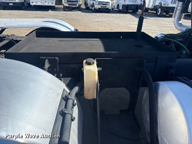 image for item EG2125 2014 Mack CHU613 semi truck