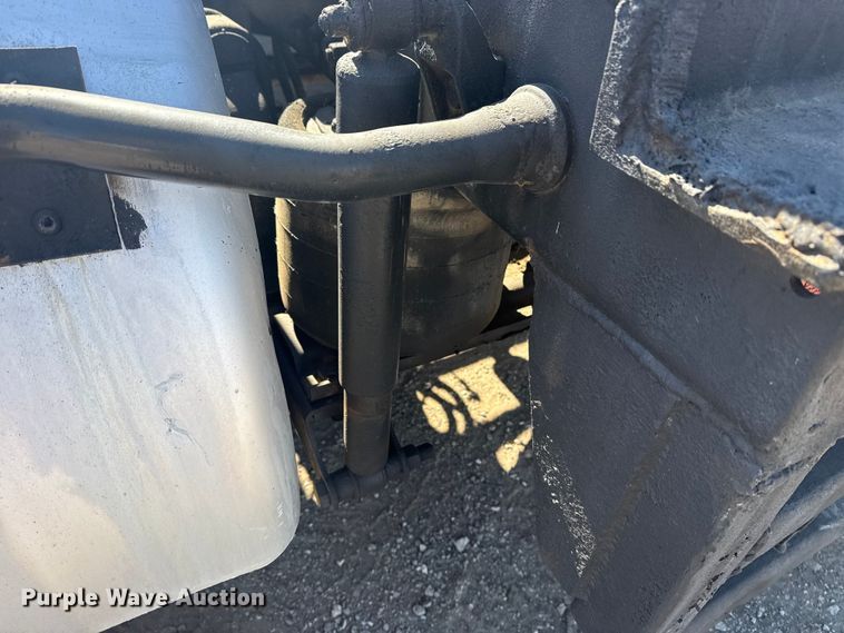 image for item EG2125 2014 Mack CHU613 semi truck