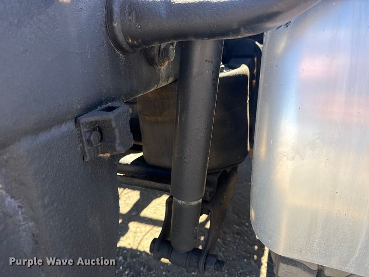 image for item EG2125 2014 Mack CHU613 semi truck