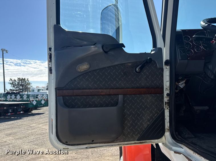 image for item EG2125 2014 Mack CHU613 semi truck