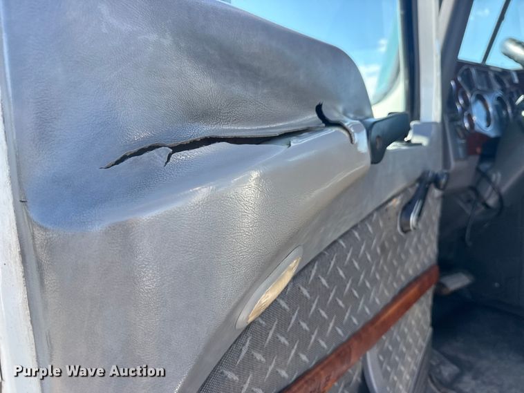 image for item EG2125 2014 Mack CHU613 semi truck