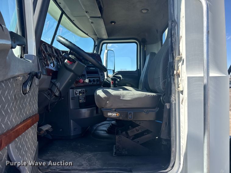 image for item EG2125 2014 Mack CHU613 semi truck