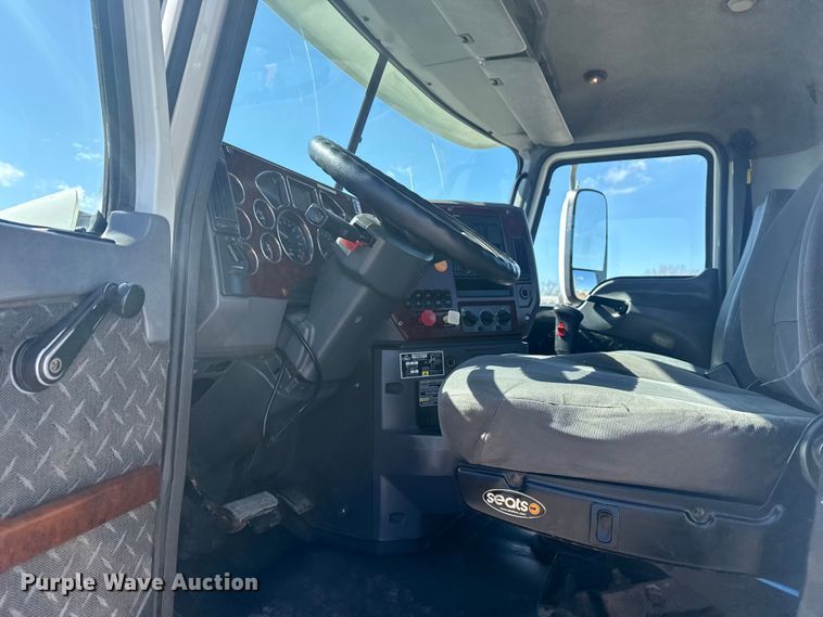 image for item EG2125 2014 Mack CHU613 semi truck