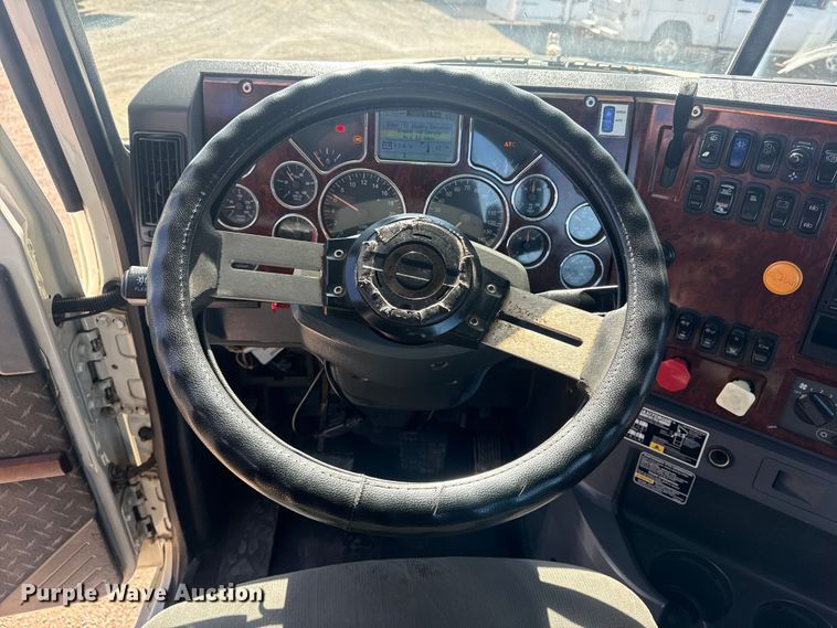 image for item EG2125 2014 Mack CHU613 semi truck