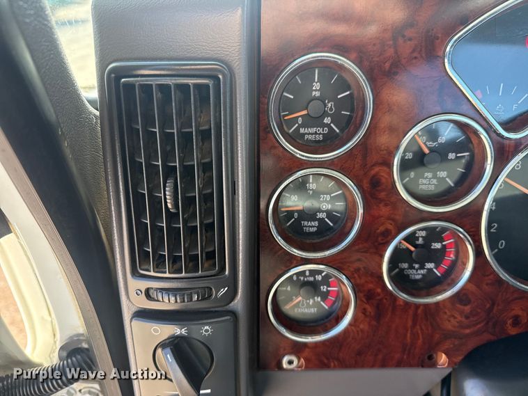 image for item EG2125 2014 Mack CHU613 semi truck