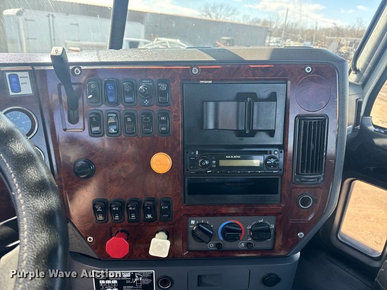 image for item EG2125 2014 Mack CHU613 semi truck