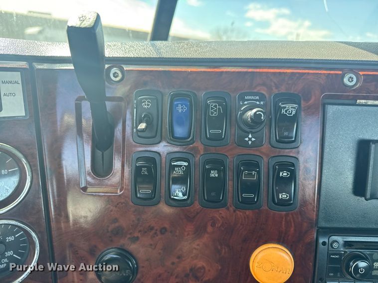 image for item EG2125 2014 Mack CHU613 semi truck