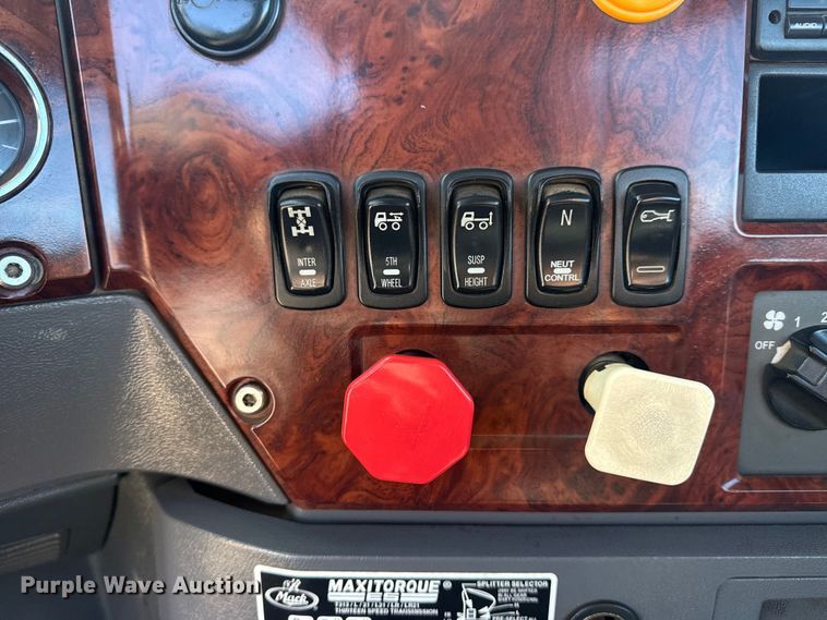 image for item EG2125 2014 Mack CHU613 semi truck