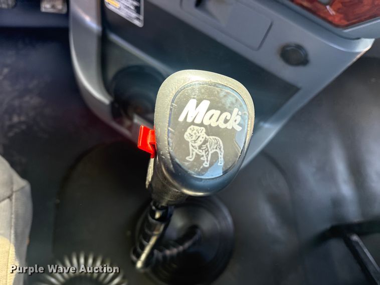 image for item EG2125 2014 Mack CHU613 semi truck