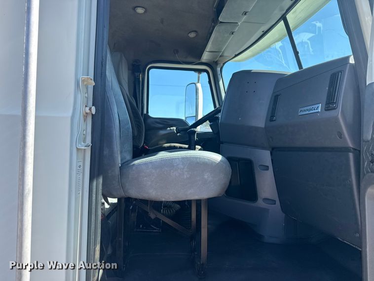 image for item EG2125 2014 Mack CHU613 semi truck