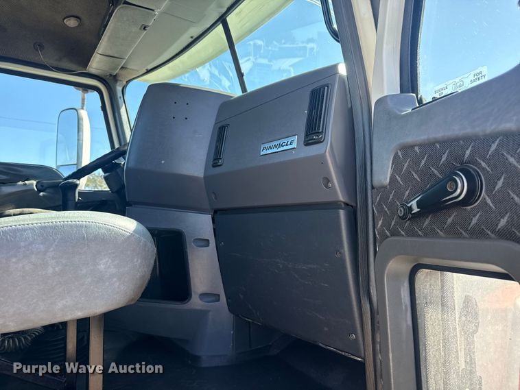 image for item EG2125 2014 Mack CHU613 semi truck