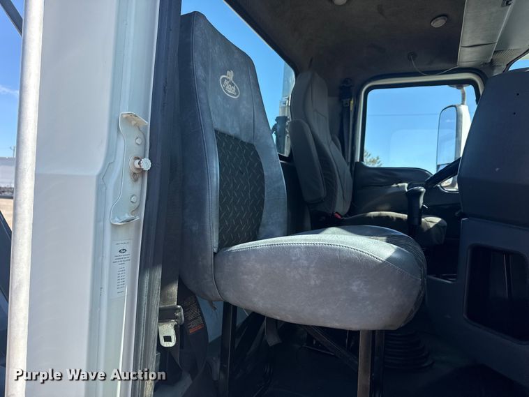 image for item EG2125 2014 Mack CHU613 semi truck