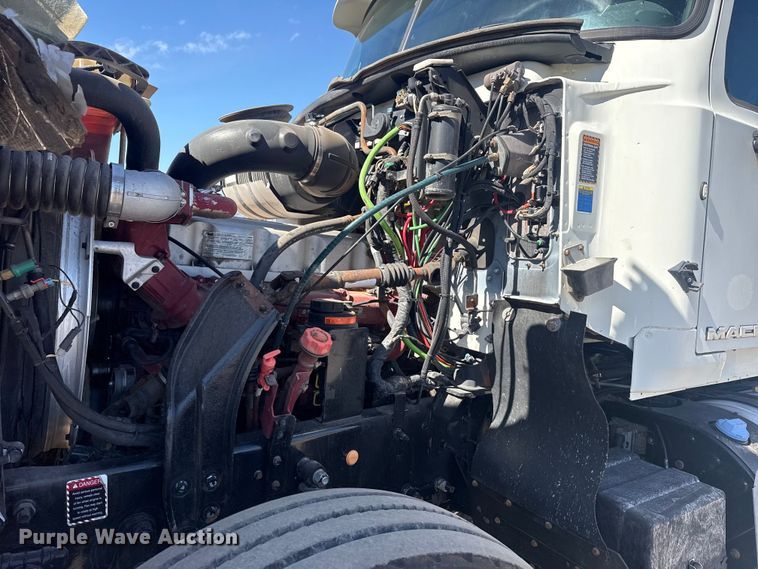 image for item EG2125 2014 Mack CHU613 semi truck