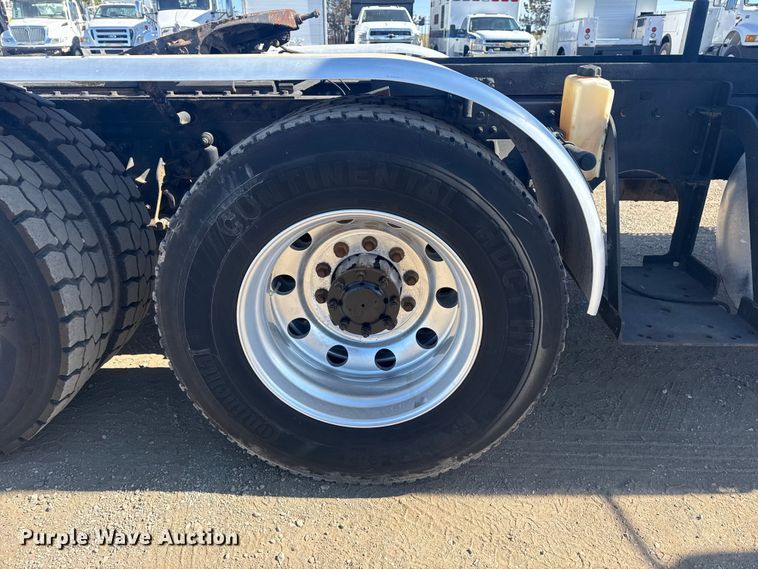 image for item EG2125 2014 Mack CHU613 semi truck