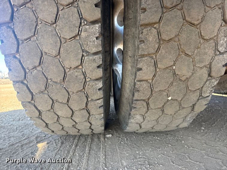 image for item EG2125 2014 Mack CHU613 semi truck