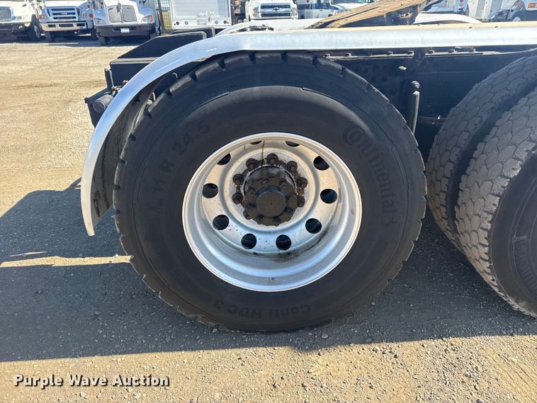 image for item EG2125 2014 Mack CHU613 semi truck