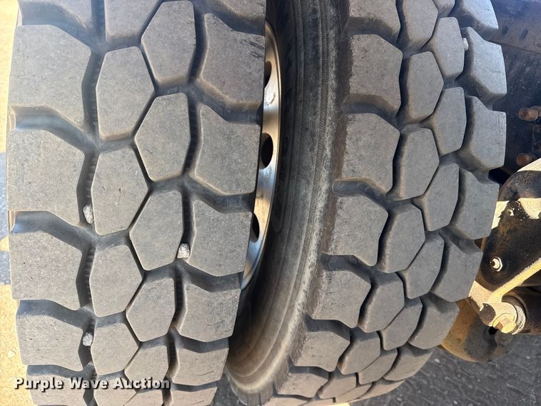 image for item EG2125 2014 Mack CHU613 semi truck