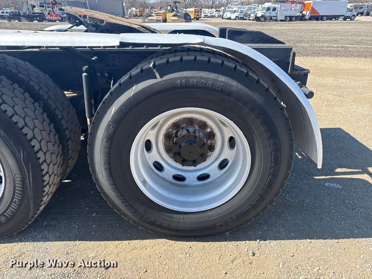 image for item EG2125 2014 Mack CHU613 semi truck