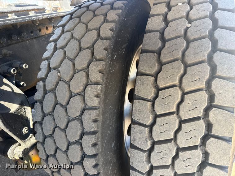 image for item EG2125 2014 Mack CHU613 semi truck