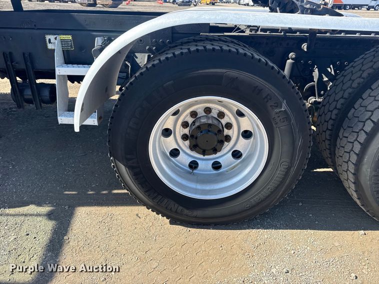 image for item EG2125 2014 Mack CHU613 semi truck