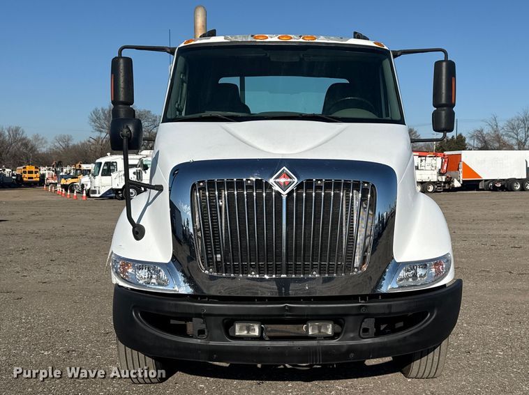image for item EG2139 2013 International 8600 semi truck