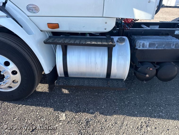 image for item EG2139 2013 International 8600 semi truck