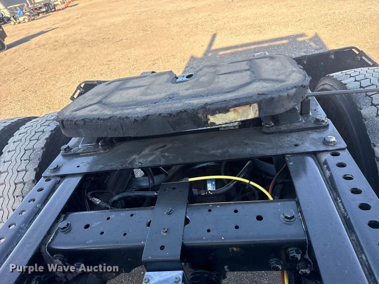 image for item EG2139 2013 International 8600 semi truck