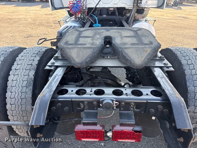 image for item EG2139 2013 International 8600 semi truck