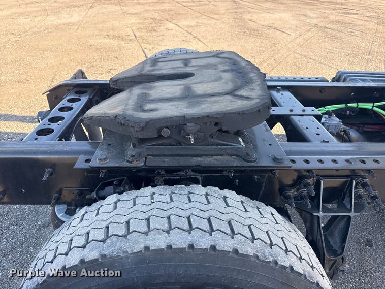 image for item EG2139 2013 International 8600 semi truck