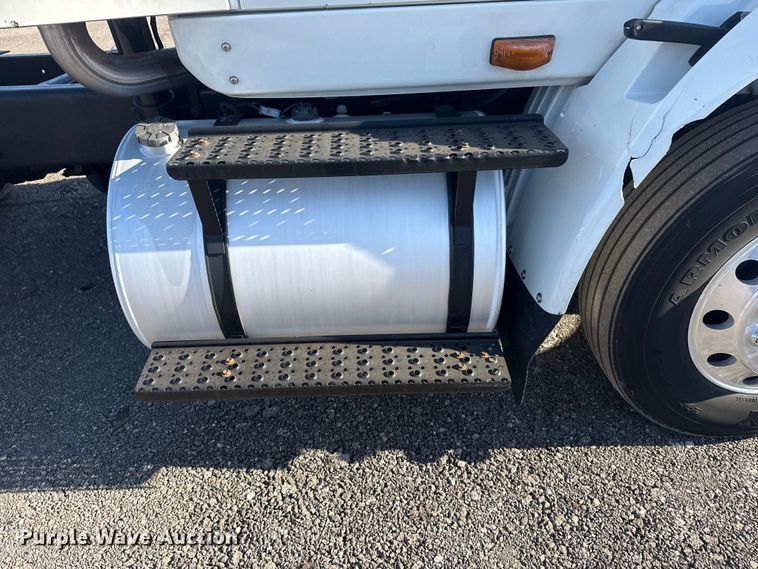 image for item EG2139 2013 International 8600 semi truck