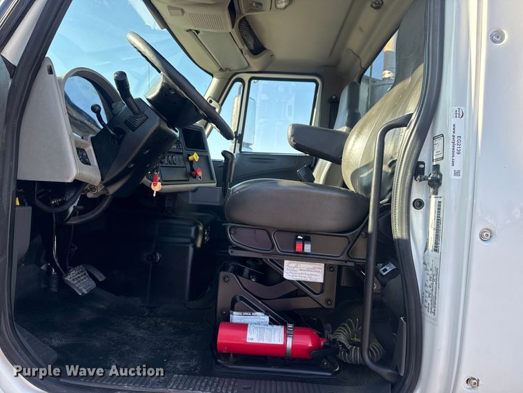 image for item EG2139 2013 International 8600 semi truck