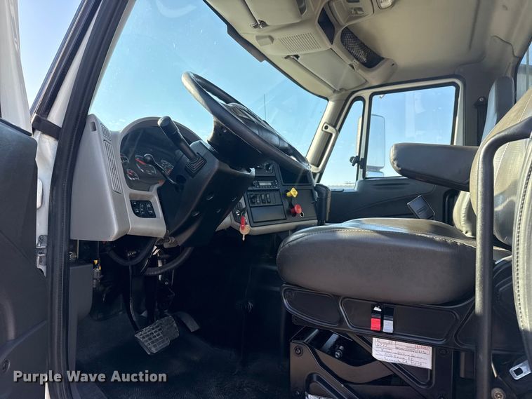 image for item EG2139 2013 International 8600 semi truck